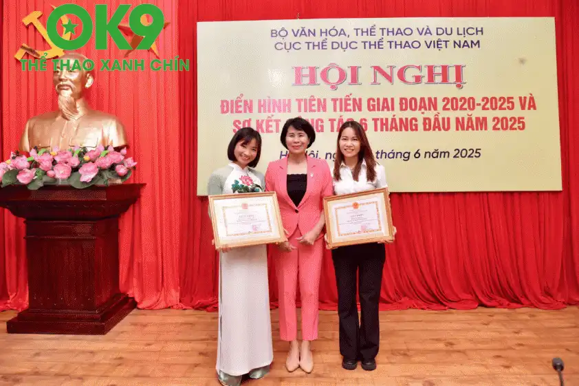 VĐV điền kinh Nguyễn Thị Oanh và HLV trưởng tuyển cầu mây nữ Việt Nam Trần Thị Vui chụp ảnh cùng bà Lê Thị Hoàng Yến, Phó Cục trưởng Cục Thể dục Thể thao Việt Nam