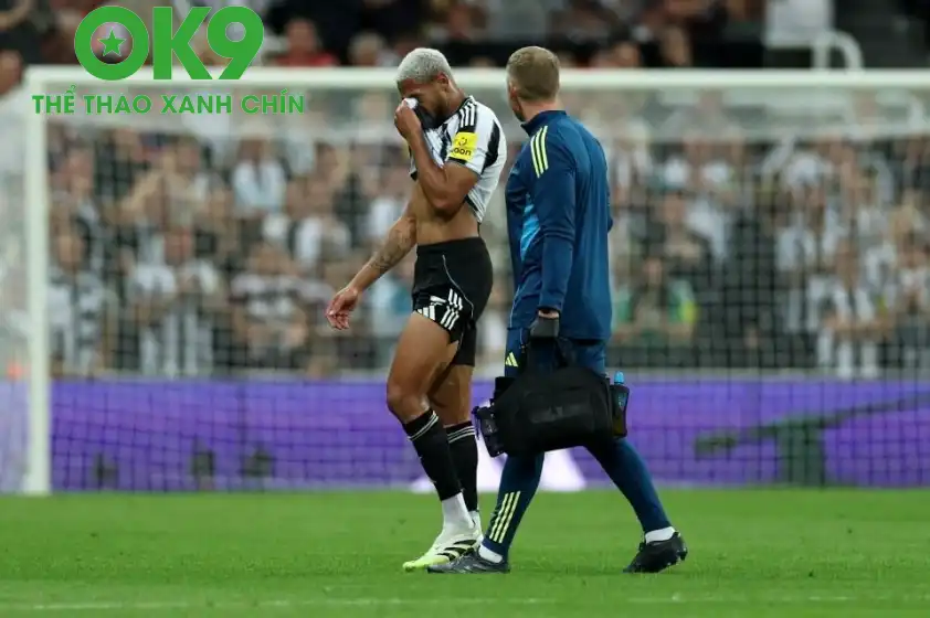 Joelinton ôm mặt rời sân vì chấn thương - Nguồn: Getty Joelinton ôm mặt rời sân vì chấn thương - Nguồn: Getty