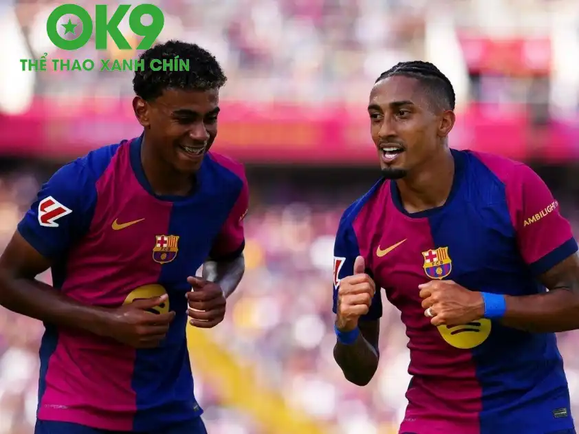Với sự thiếu vắng của Lewadowski, Yamal và Raphinha sẽ mang trọng trách gánh vác hàng công của Barca ở thời điểm hiện tại (Ảnh: Goal)
