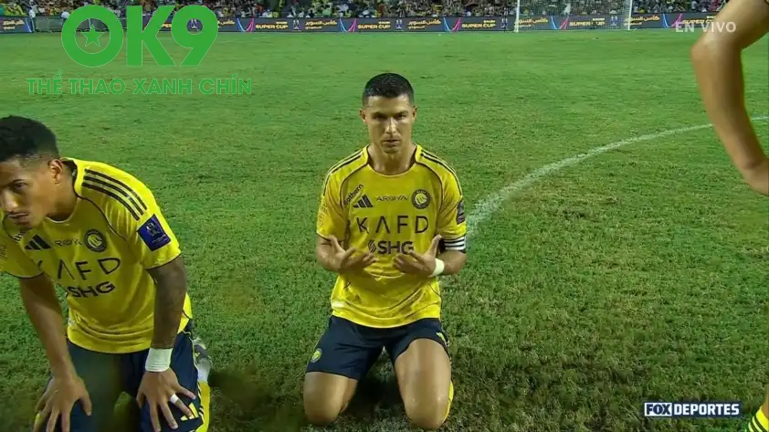 Ronaldo suy sụp, quỳ xuống cầu xin trong trận chung kết (Ảnh: FoxDeportes).